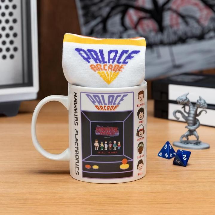 Productafbeelding Paladone Products Stranger Things mok en sokken (300 ml, 1 x)