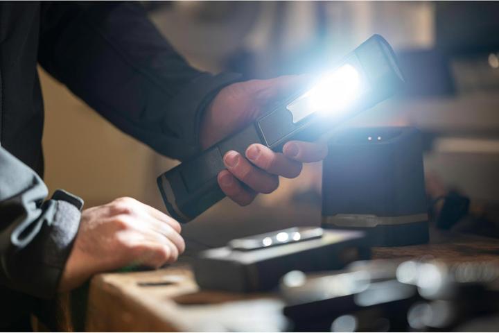 Immagine prodotto Ansmann Lampada da lavoro a batteria WL1000R, con stazione di ricarica, 1000 lm (1000 lm)