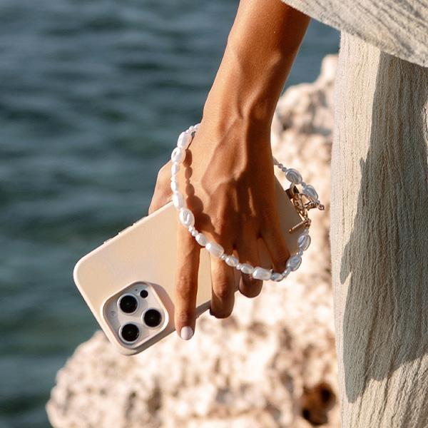Actual product image Uniq Coehl Perla Handstrap uniwersalny sznurek do telefonu na rękę biały/white pearl