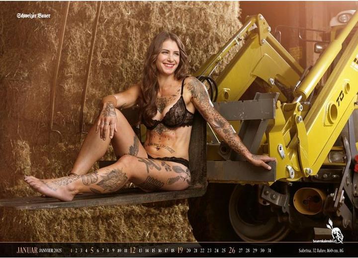 Immagine prodotto Calendario delle ragazze contadine svizzere 2025 (56 x 40 cm, Nessuna rilegatura, Italiano, Inglese, Tedesco, Francese)