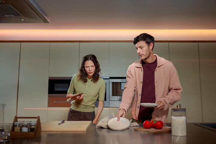 Productafbeelding Philips Hue Flux Ultra Bright Gradient Lightstrip (Neutraal wit, Veelkleurig, Warm wit, 1000 cm, Interieur)