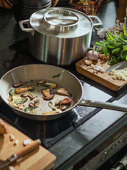 Productafbeelding Fiskars Noordelijke plieninė keptuvė su danga (28cm), 1067633 (Koekenpan, Staal, 28 x 10.70 cm)