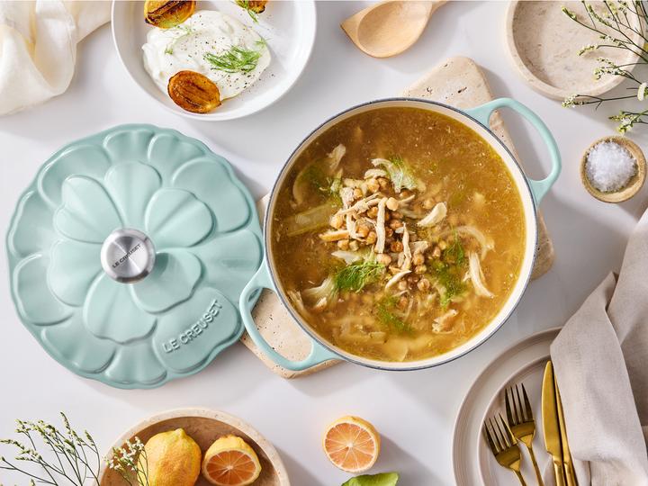 Produktbild Le Creuset Bräter SIGNATURE Blume 26cm/2l Sea Salt (Gusseisen, 26 x 16.40 cm)