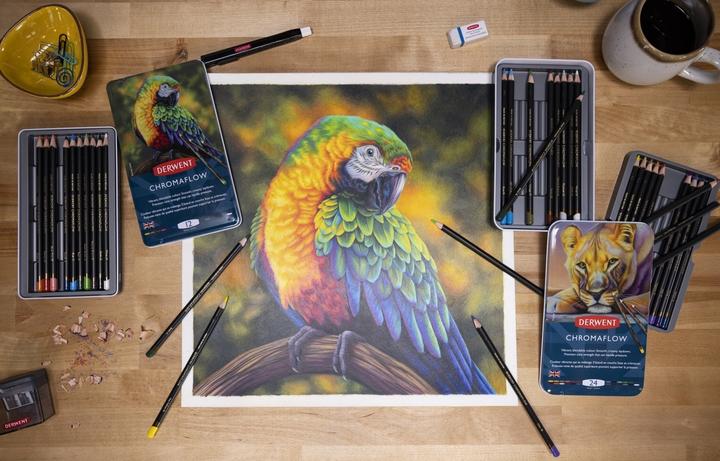 Productafbeelding Derwent Chromaflow blik 12 ass. (Blush Roze, Vlam, Natuurlijk bruin, Scharlaken, grasgroen, Denim, Zonnegeel, Blauw, Basilicum, Black, Lila, Wit, 12 x)