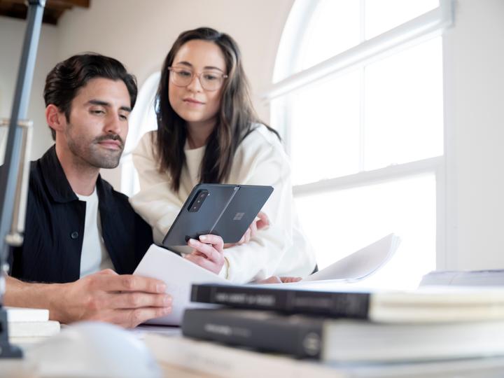Produktbild Microsoft Surface Duo 2 B2B (128 GB, Obsidian, 8.30", SIM + eSIM, 5G)