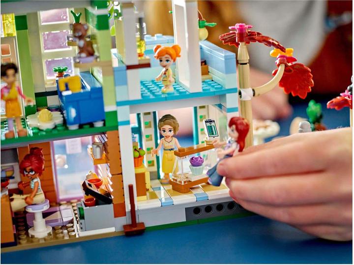 Actual product image LEGO Heartlake City Wohn- und Einkaufsstrasse (42670, LEGO Friends)