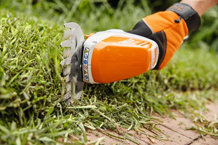 Productafbeelding Stihl Accu gras- en struikschaar HSA 26 - met accu AS2 en lader AL1 (Oplaadbare batterij)