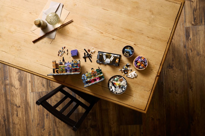 Actual product image LEGO Die Zauberläden der Winkelgasse (76444, LEGO Harry Potter)