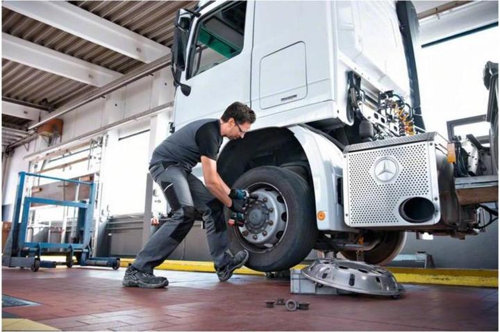 Actual product image Bosch Professional Cordless impact wrench GDS 18V-1050 H, 2 ProCORE18V 5.5Ah batteries, charger, L-BOXX