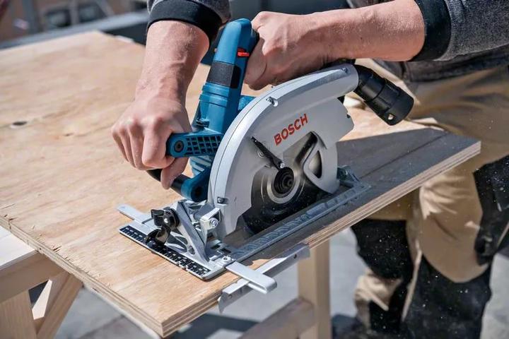 Productafbeelding Bosch Professional GKS 18V-70 L snoerloze handcirkelzaag (2xPC5,5Ah) (06016B9002)