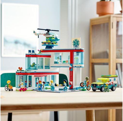 Actual product image LEGO Hospital (60330, LEGO City)