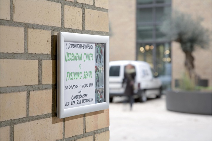 Image du produit Franken Cadre d'affichage "Outdoor", DIN A4, 25 mm de profil de cadre, cadre pliable en aluminium anodisé