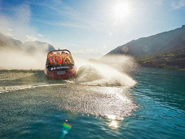 Immagine prodotto Smartbox Attività plein air a Interlaken: balade en jet boat en famille avec briefing (4 pers.)