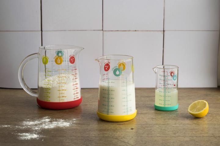 Immagine prodotto Pebbly Tazza di misura con base in silicone (removibile) 1 lt. (1000 ml)