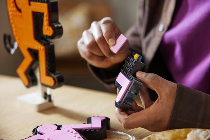 Actual product image LEGO Keith Haring - Dancing figures (LEGO Art)