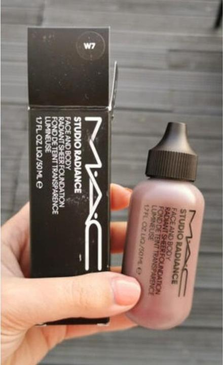 Immagine prodotto MAC Cosmetics Studio Radiance Face and Body Radiant Sheer Foundation (W7)