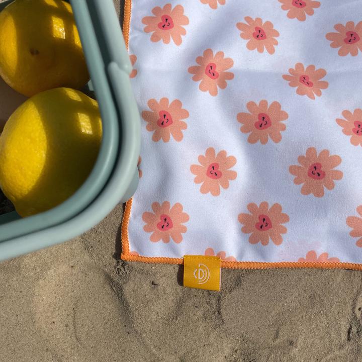 Actual product image Swim Essentials Badetuch Flower Hearts (135 x 65 cm)