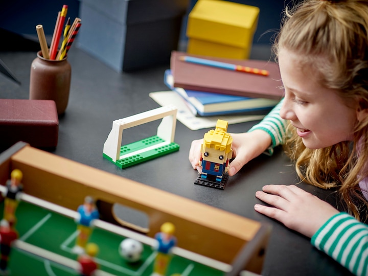 Actual product image LEGO Brick Headz - FC Barcelona â€" Go Brick Me (40542, LEGO Brickheadz)