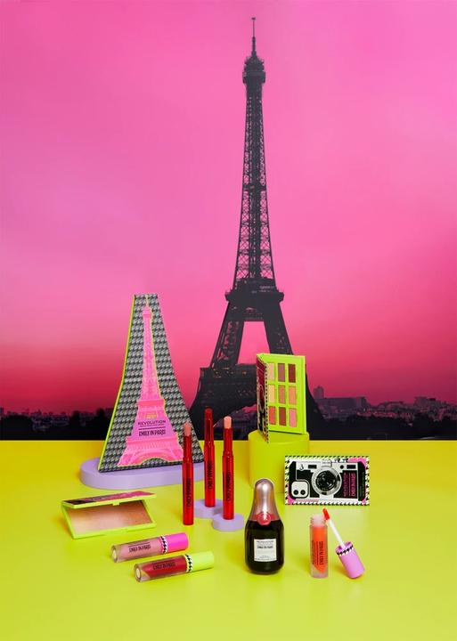 Produktbild Makeup Revolution Emily In Paris Camera Queen Eyeshadow Palette