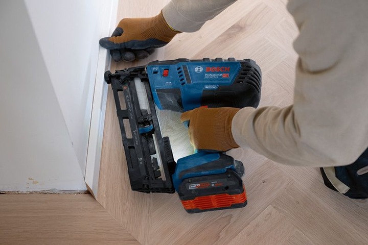 Image du produit Bosch Professional Cloueur à bois sans fil GNH 18V-64-2, dans son carton