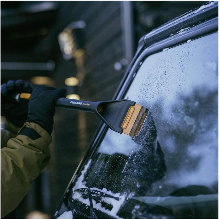 Productafbeelding Fiskars X-Series Brush And Scraper Telescopic