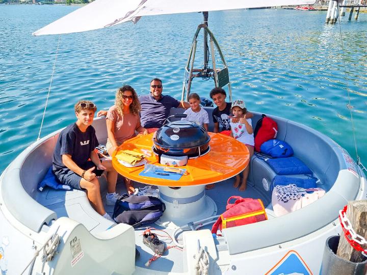 Image du produit Smartbox Barbecue pour 2 personnes sur le lac de Lugano sur un bateau-donut (2 Personnes)