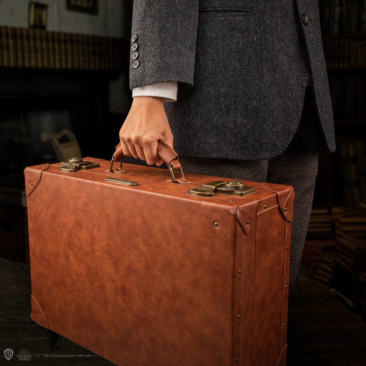 Actual product image Cinereplicas Fantastic Beasts: Newt Scamander Suitcase 1/1