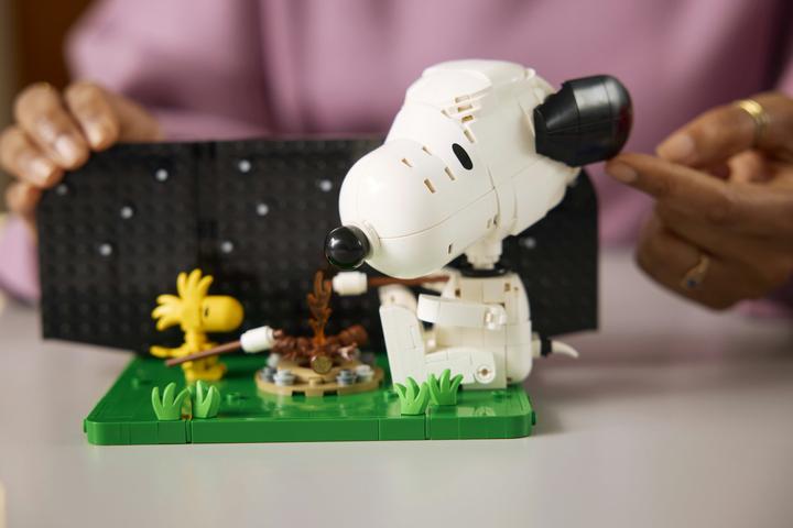 Produktbild LEGO Peanuts: Snoopys Hundehütte (21368, LEGO Ideas)