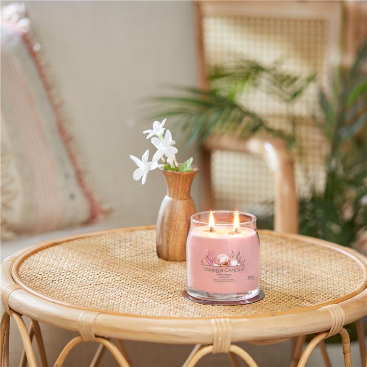Image du produit Yankee Candle Duftkerze Pink Sands Signature Medium Jar