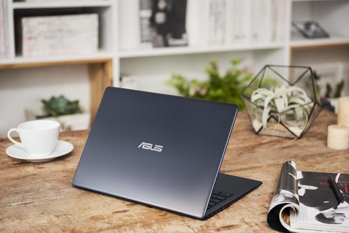 Produktbild ASUS ZenBook 13 UX331UN-EG011T (13.30", Intel Core i5-8250U, 8 GB, 256 GB, CH)