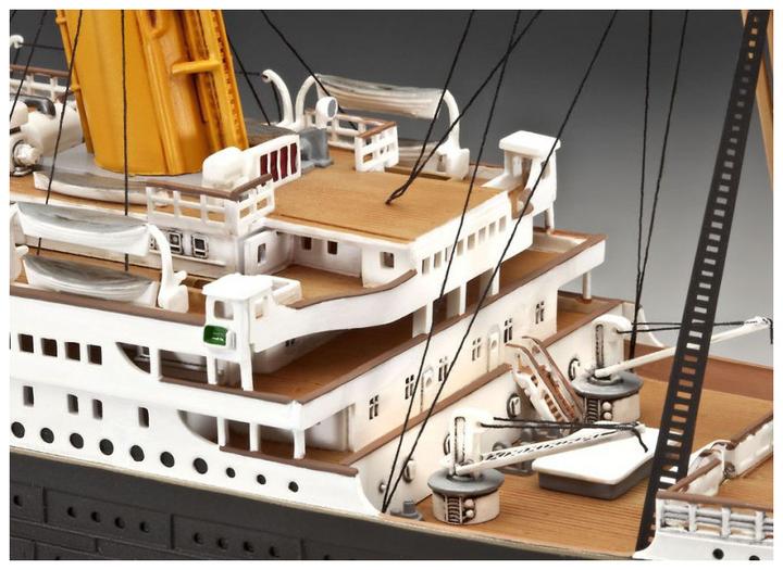 Actual product image Revell Gift set 100 years Titanic