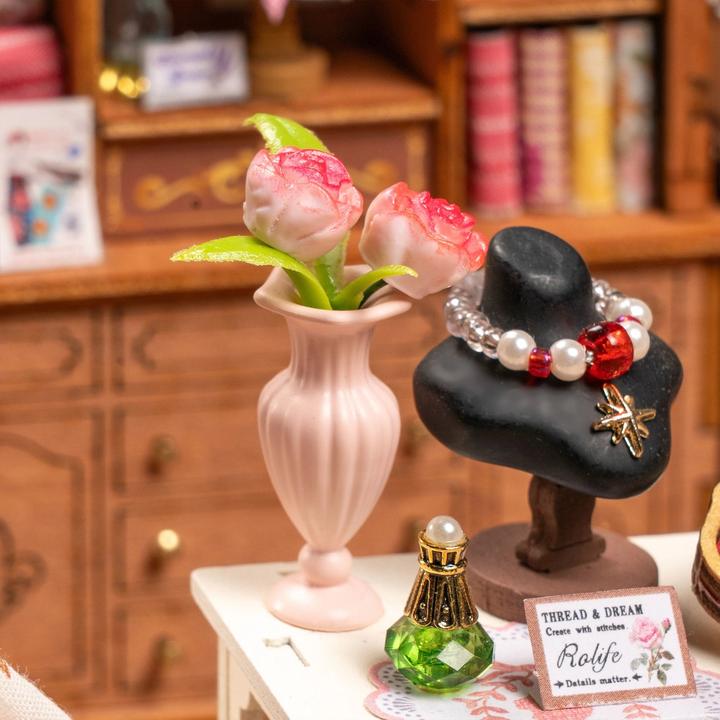 Actual product image Robotime Modellbausatz 'Elsa's Tailoring'