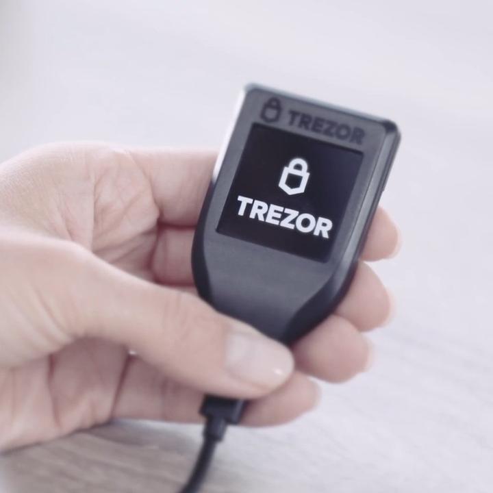 Produktbild SatoshiLabs Trezor Model T (Bitcoin, Bitcoin Cash, Bitcoin Gold, Dash, Digibyte, Dogecoin, Ether, Ethereum Classic, Komodo, Litecoin, TRON, Zcash, Decred, Lisk, Qtum)