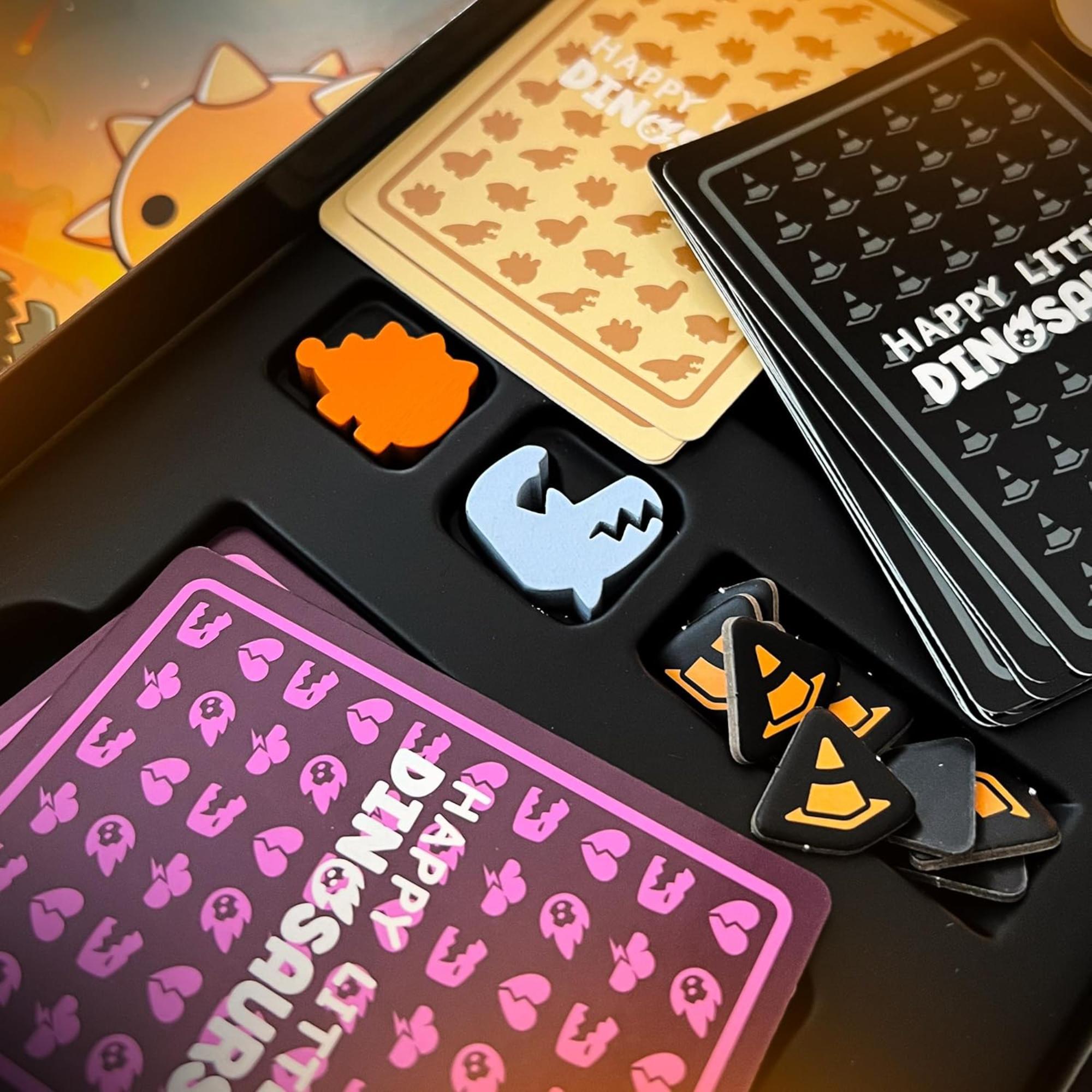 Thumbnail - Asmodée Glückliche kleine Dinosaurier: Gefahren am Horizont