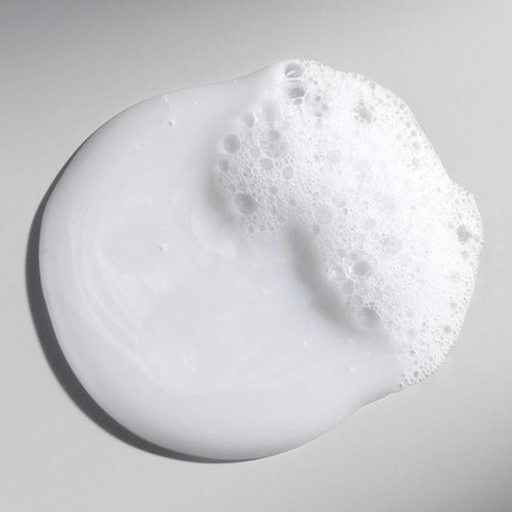 Actual product image Wella Professionals Ultimate Repair Shampoo Lightweight Cream Shampoo for Damaged Hair 8.4oz (250 ml, Liquid shampoo)