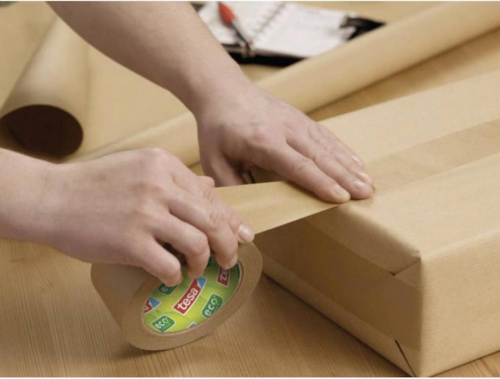 Produktbild tesa tesapack PAPER ecoLogo Packband - Umweltgerechtes Paketband aus Papier, 60 % biobasiertes Material (38 mm)
