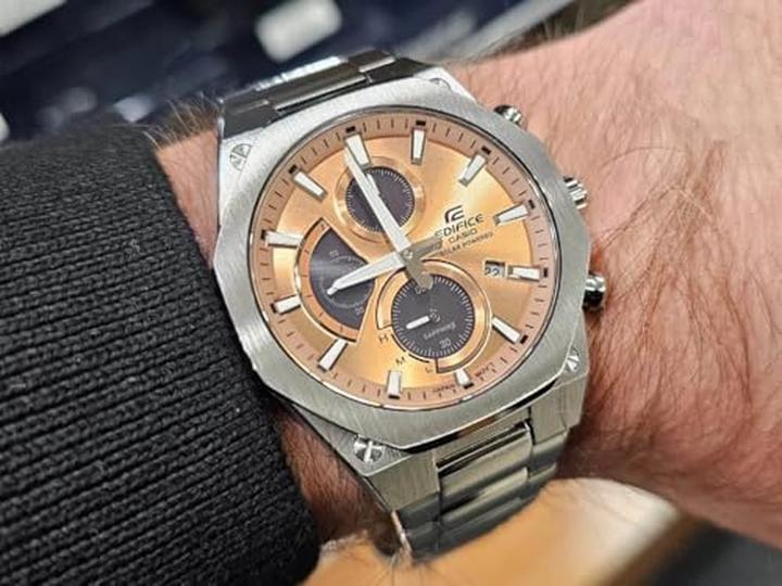 Actual product image Casio EFS-S570D-5AUEF (Chronograph, Analogue wristwatch, 44 mm)