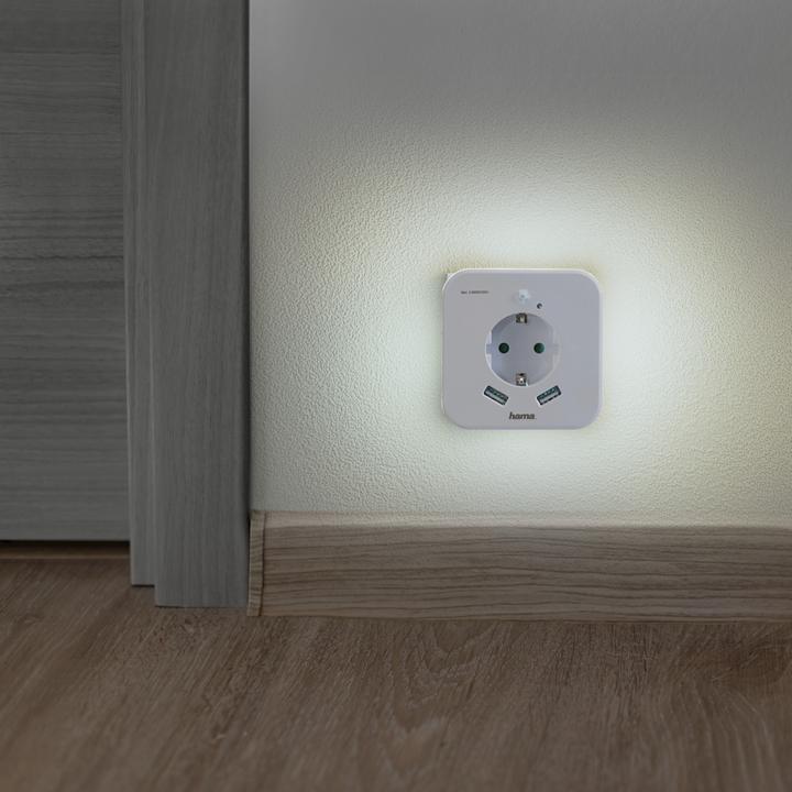 Actual product image Hama LED-Nachtlicht mit Steckdose, 2 USB-Ausgänge, Bewegungsmelder, Lichtsensor