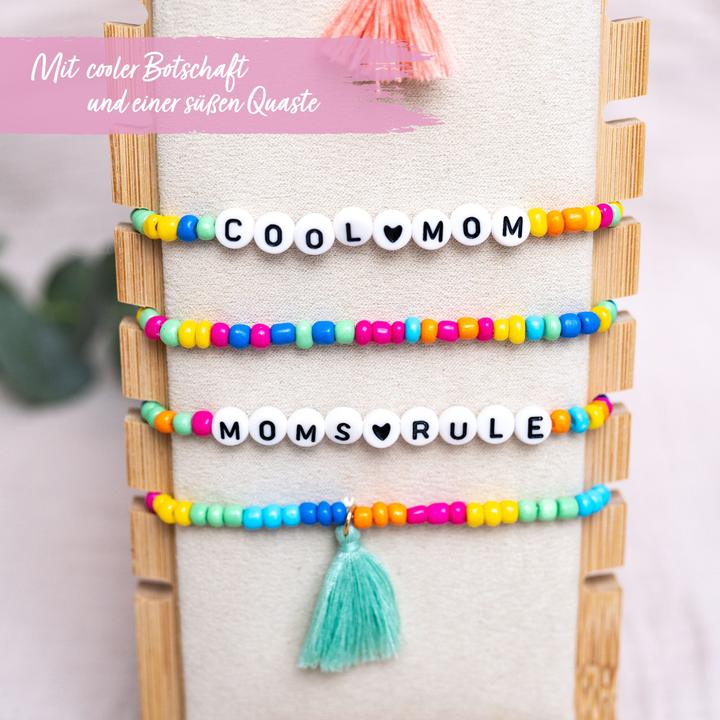 Actual product image Papierdrachen 4 Perlenarmbänder – COOL MUM und MOMS RULE (Plastic, Fabric, Rubber)