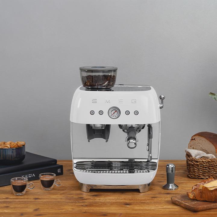 Image du produit Smeg EGF03WHEU Machine à café espresso, Style 50s, blanc