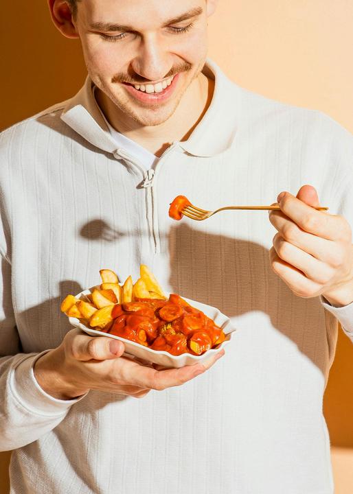 Produktbild KoRo Bio Curry-Tomatensauce mit veganer Bio Bratwurst auf Basis von Tofu und Weizeneiweiss (3500 g)