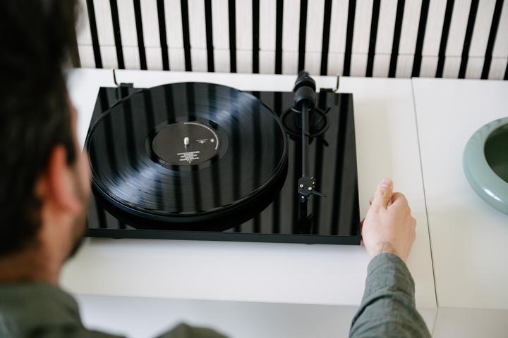 Immagine prodotto Pro-Ject E1.2 + Pick It MM E - Hochglanzschwarz / Plattenspieler / Gurt / Cinch-Kabel 1,23 m (Manuale)