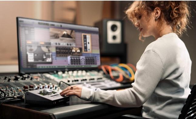 Actual product image Apollo Twin X Quad Gen2 Studio+ (Thunderbolt)