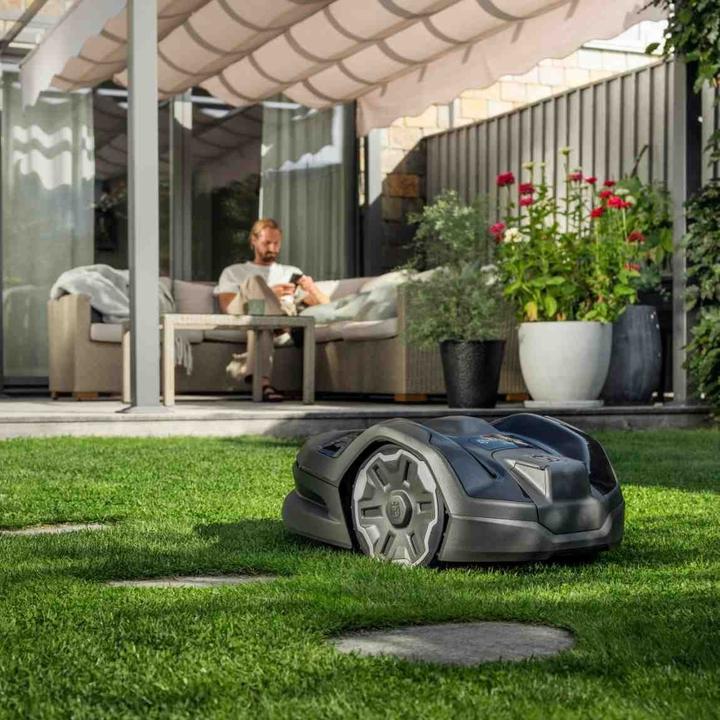 Actual product image Husqvarna AutomowerÂ® 305E NERA (excl. krammen en draad) Robotmaaier (600 m², Without boundary wire)