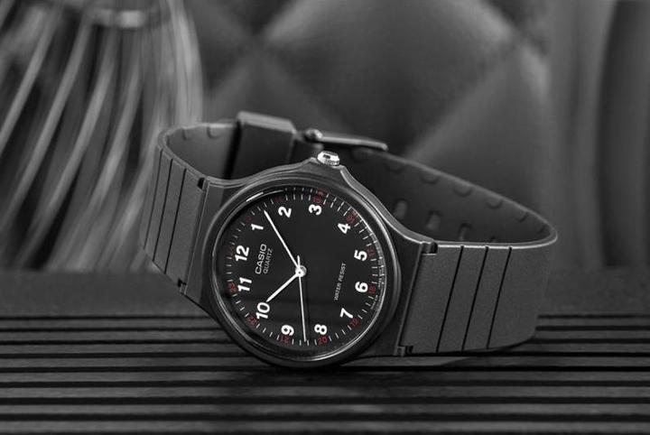 Actual product image Casio MQ24-7B2 (Analogue wristwatch, 34 mm)