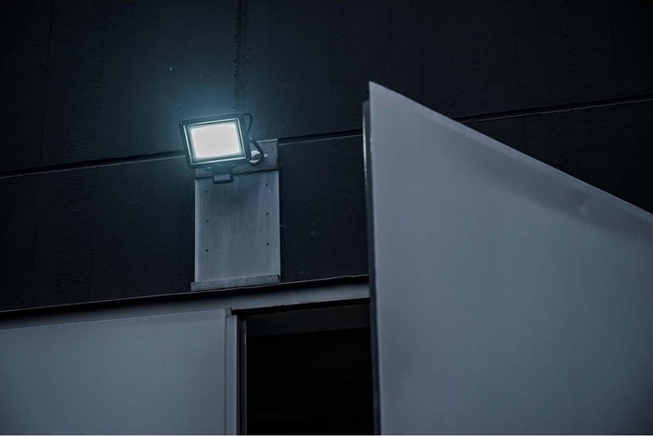 Actual product image Brennenstuhl Jaro 7060 P (5800 lm)