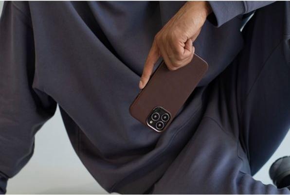 Actual product image Decoded Leather Magsafe Backcover (Apple iPhone 13 Pro Max)