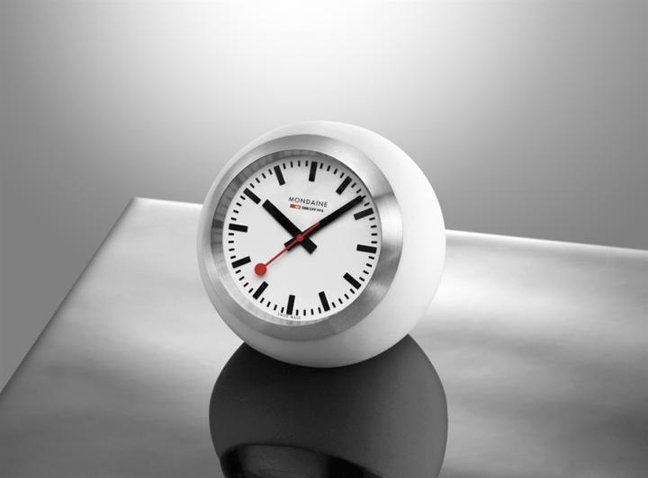Actual product image Mondaine Weisse Tischuhr