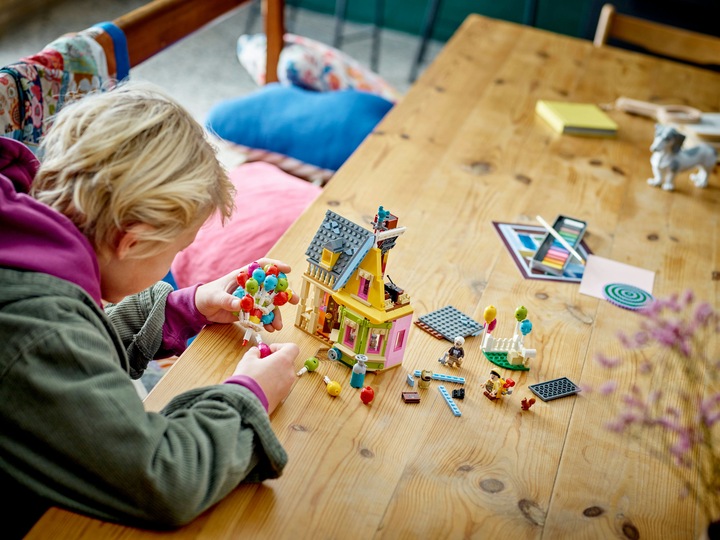 Actual product image LEGO Carl's house from "Upstairs (43217, LEGO Disney)