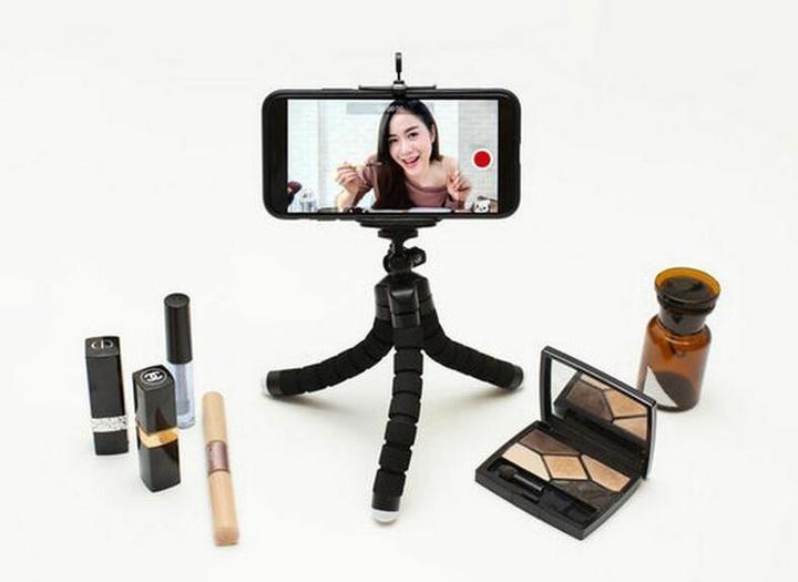 Actual product image Kikkerland Smartphone Tripod (Fabric, Foam material, Plastic)